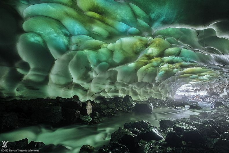 Hình bài viết Thăm quan vẻ đẹp kỳ ảo của hang động ở Kamchatka