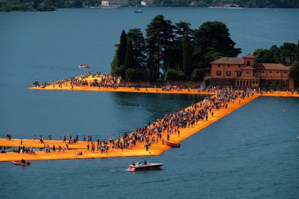 Hình bài viết Italy đóng cửa cầu phao độc đáo trên mặt hồ Iseo
