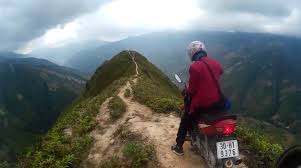 Hình bài viết Phượt thủ mạo hiểm đi xe máy trên sống núi Bắc Yên