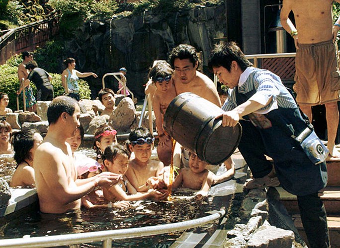 Hình bài viết Vì sao nên tắm thử rượu sake khi tới Nhật?