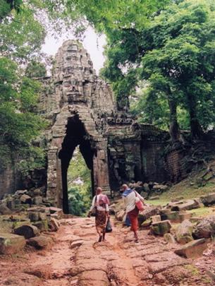 Hình bài viết 48.000 bước chân trên tường thành Angkor