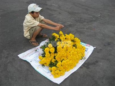 Hình ảnh Em bé bán hoa ở chợ Xóm Mới - Chợ Xóm Mới