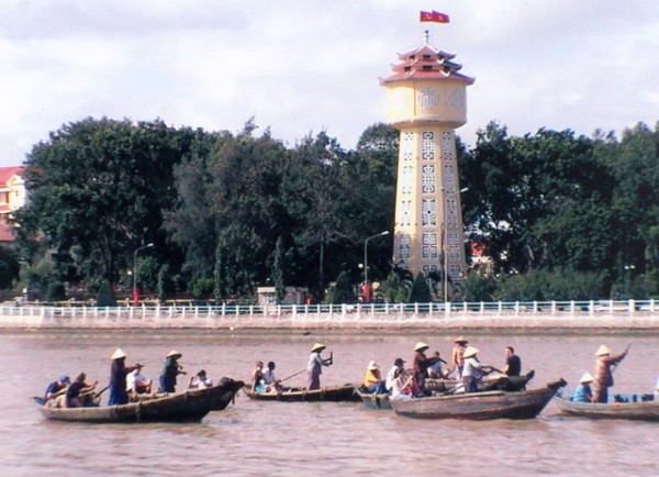 Hình ảnh Tháp nước nằm cạnh sông Cà Ty - Tháp nước Phan Thiết