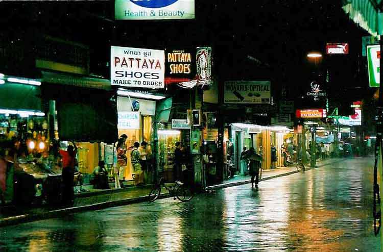 Hình ảnh Walking Street lung linh trong đêm mưa - Phố đi bộ Walking Street