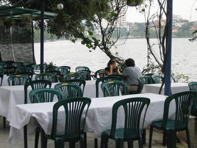 Hình ảnh Hồ Trúc Bạch nhìn từ nhà hàng bánh tôm Hồ Tây - Nhà hàng Bánh tôm Hồ Tây