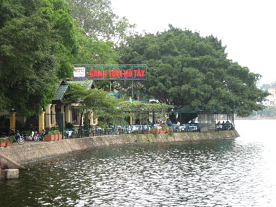 Hình ảnh Nhà hàng bánh tôm Hồ Tây nhìn từ đường Thanh Niên - Nhà hàng Bánh tôm Hồ Tây