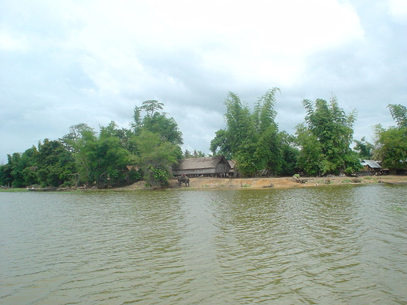 Hình ảnh Buôn Jun nhìn từ hồ Lăk - Buôn Jun