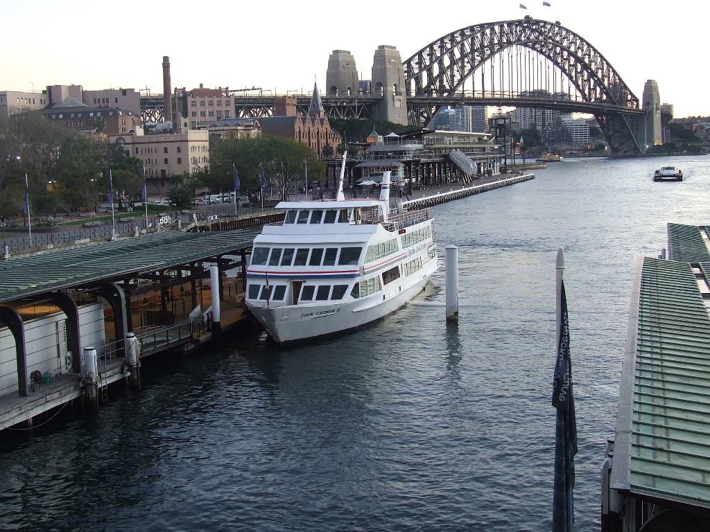 Hình ảnh Cầu Cảng Sydney. Chụp từ Circular Quay. Bên tay phải là nhà hát Con Sò. - Úc