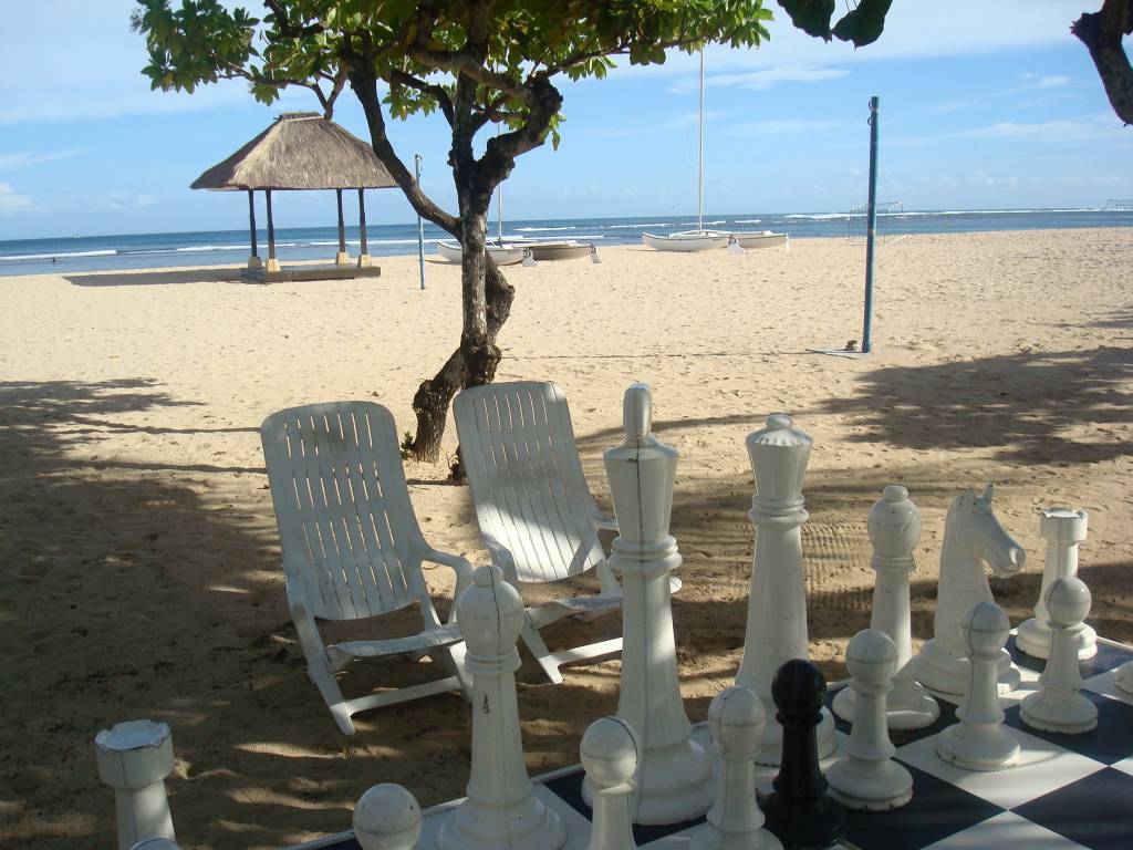 Hình ảnh Bờ biển Bali rất sạch. Nhiều tiện ích free cho du khách như bàn cờ, bóng bàn, ... - Bali