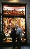 Hình ảnh Một cửa hàng bán đồ tại Milan - Hình vuông vàng