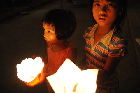 Hình ảnh treem-vuidua-cung-giotraidat-2-hoian.vn - Hội An