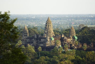 Hình ảnh Phnom Bakheng nhin tu Angkor Wat.jpg - Phnom Bakheng
