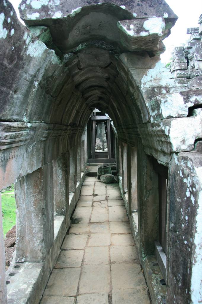 Hình ảnh Loi di trong Baphuon.JPG - Baphuon