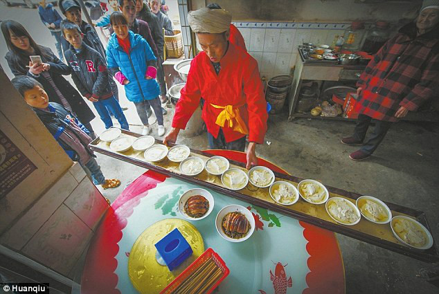 Hình bài viết Siêu bồi bàn mang 10 tô canh trên đầu một lúc